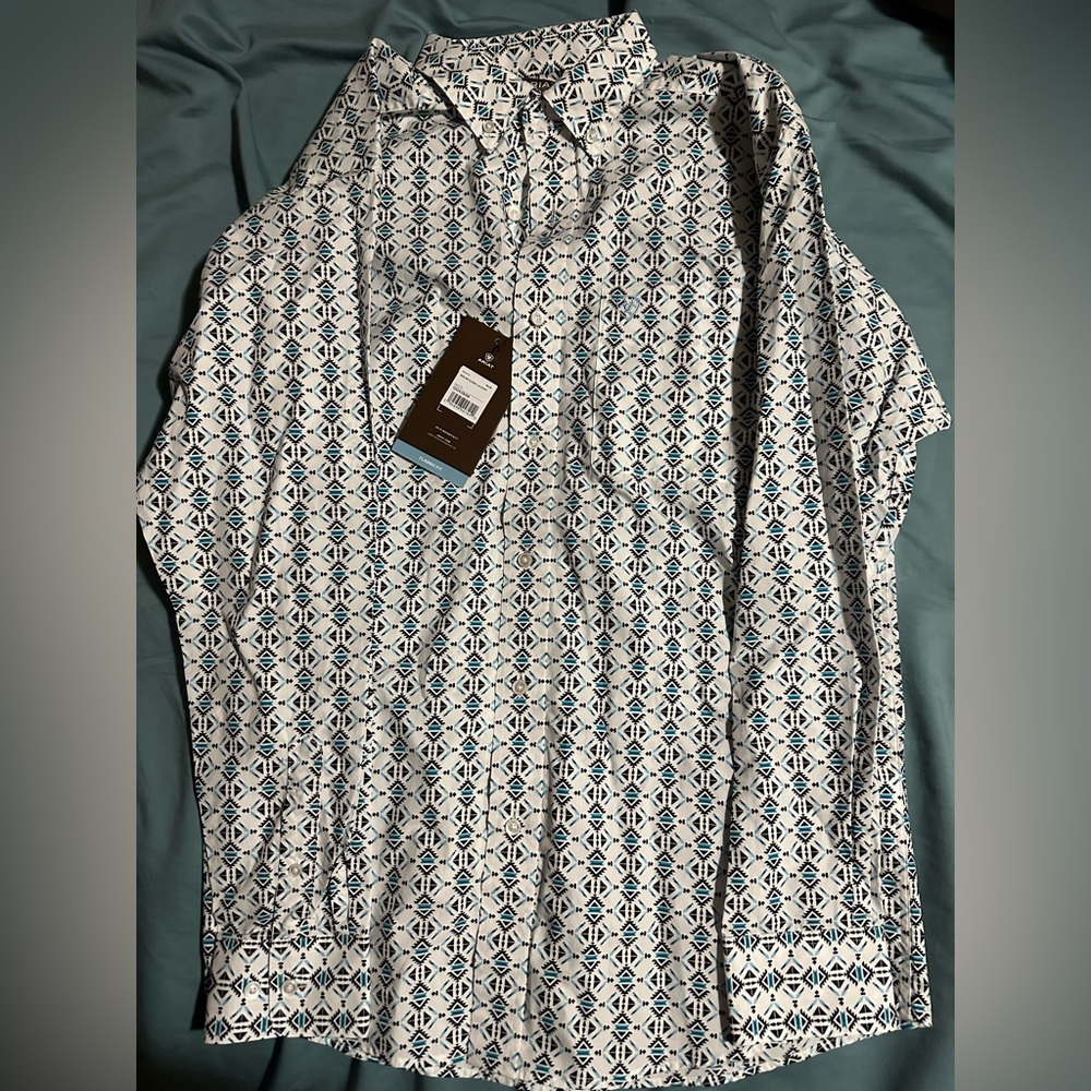Men’s Ariat shirt size Medium